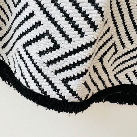 W5 Top Abstract Stripes White Black Small - Picture 6 of 10